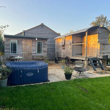 The Hen House Shepherds Hut With Hot Tub Chittoe Εξωτερικό φωτογραφία