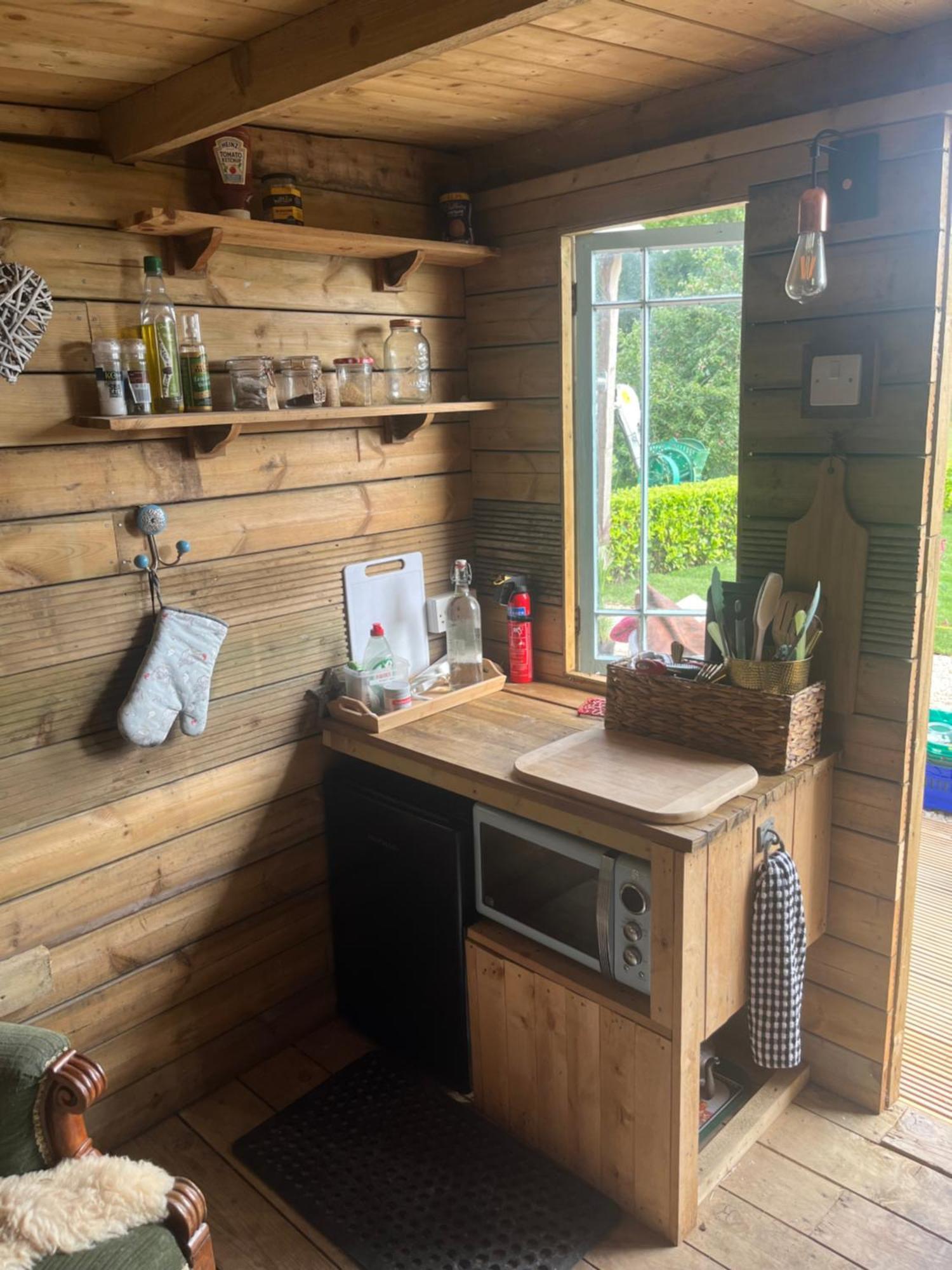 The Hen House Shepherds Hut With Hot Tub Chittoe Εξωτερικό φωτογραφία
