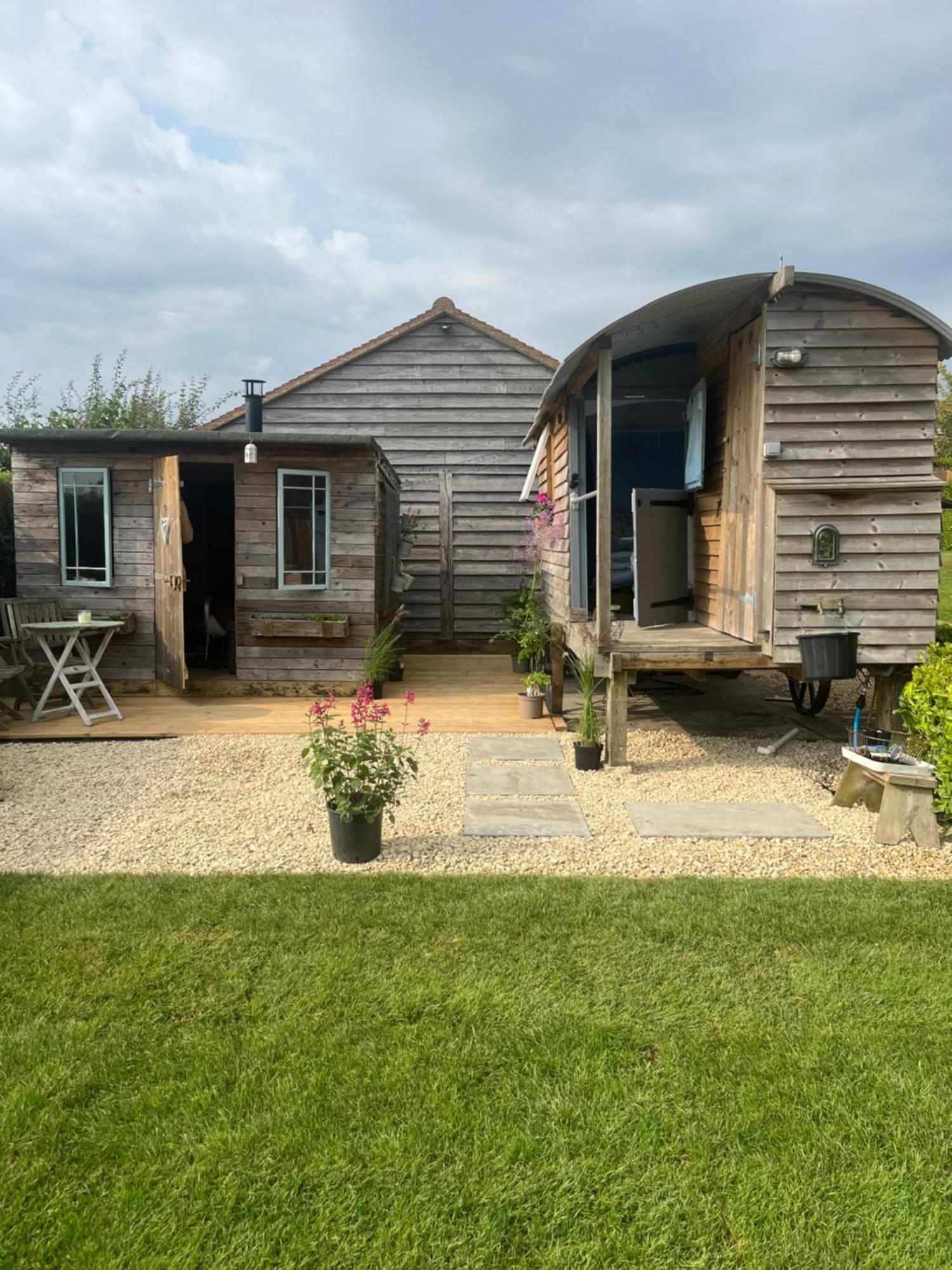 The Hen House Shepherds Hut With Hot Tub Chittoe Εξωτερικό φωτογραφία