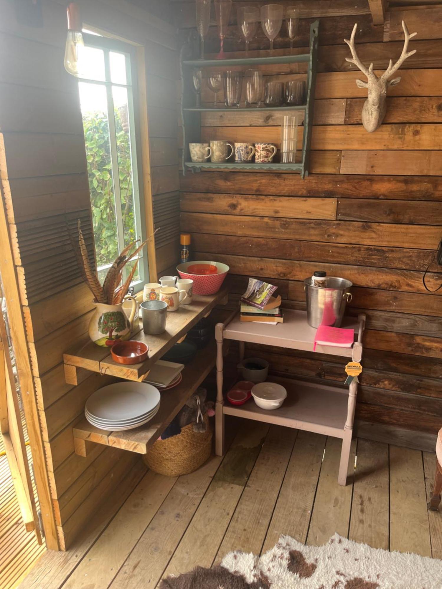 The Hen House Shepherds Hut With Hot Tub Chittoe Εξωτερικό φωτογραφία