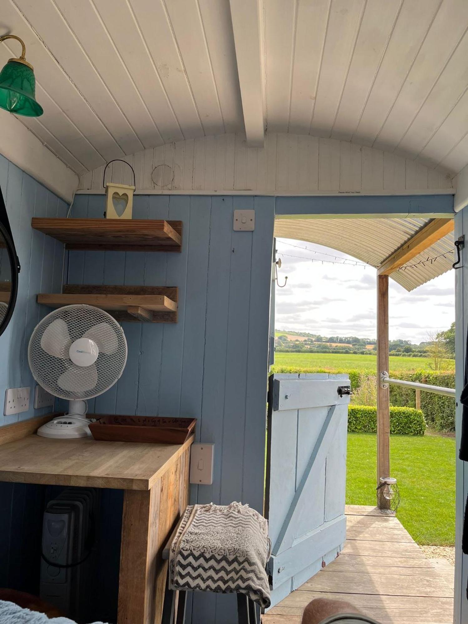 The Hen House Shepherds Hut With Hot Tub Chittoe Εξωτερικό φωτογραφία