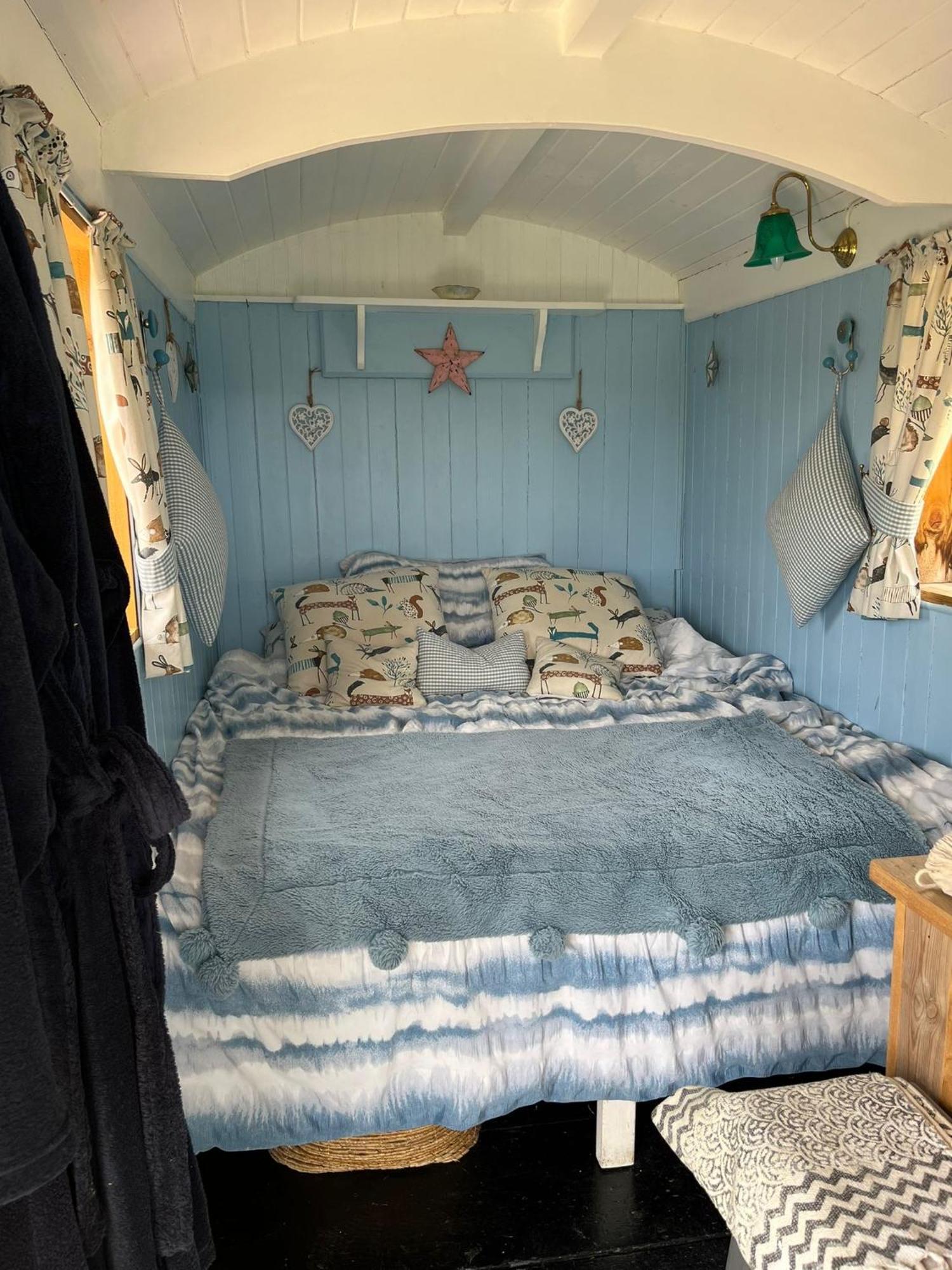 The Hen House Shepherds Hut With Hot Tub Chittoe Εξωτερικό φωτογραφία