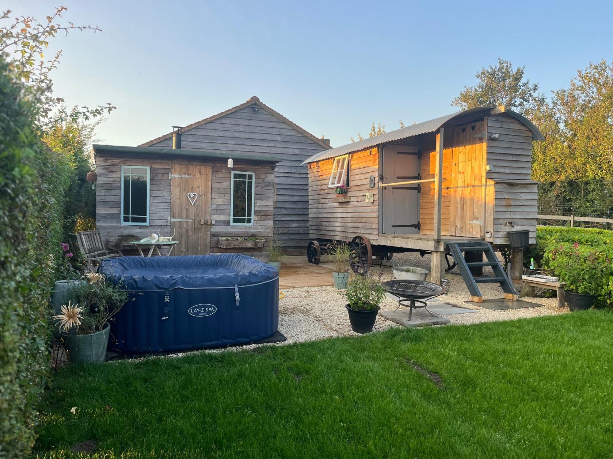 The Hen House Shepherds Hut With Hot Tub Chittoe Εξωτερικό φωτογραφία